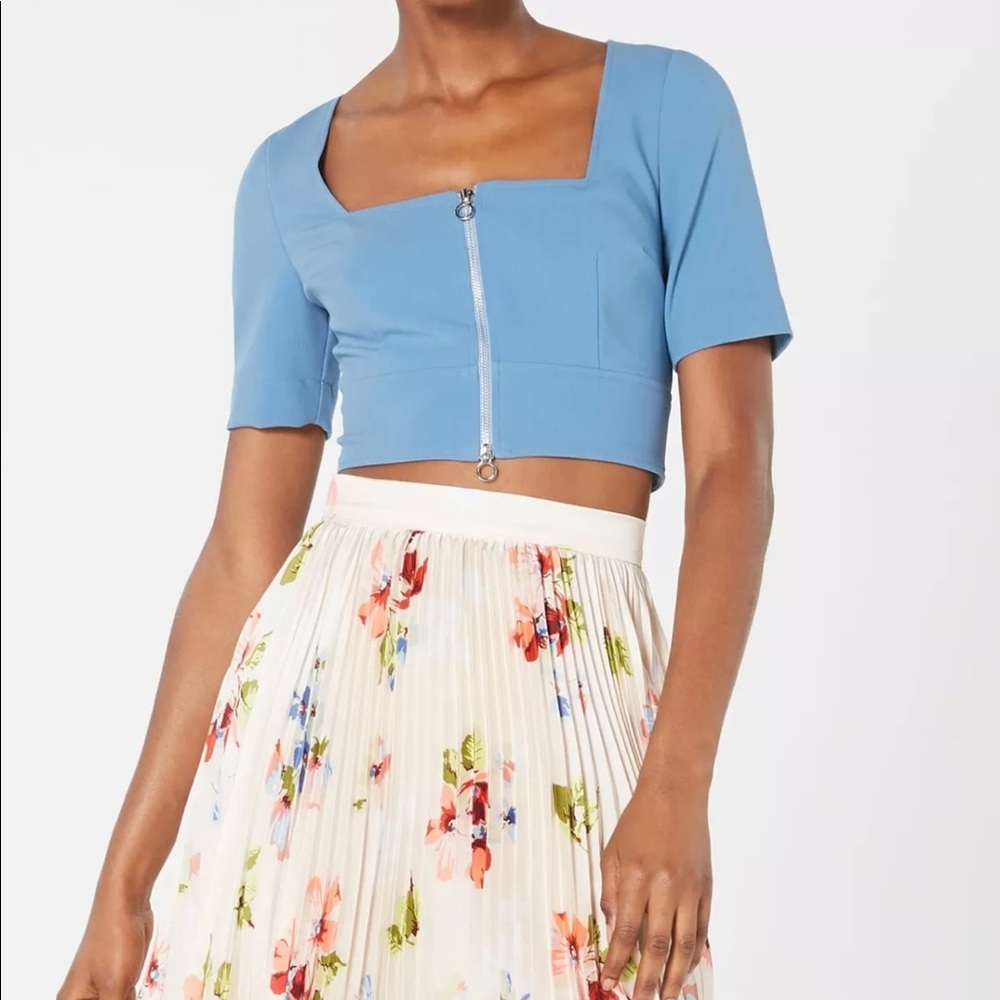 JJill Stuart Melinda Scoop Neck Zip Front Crop Top